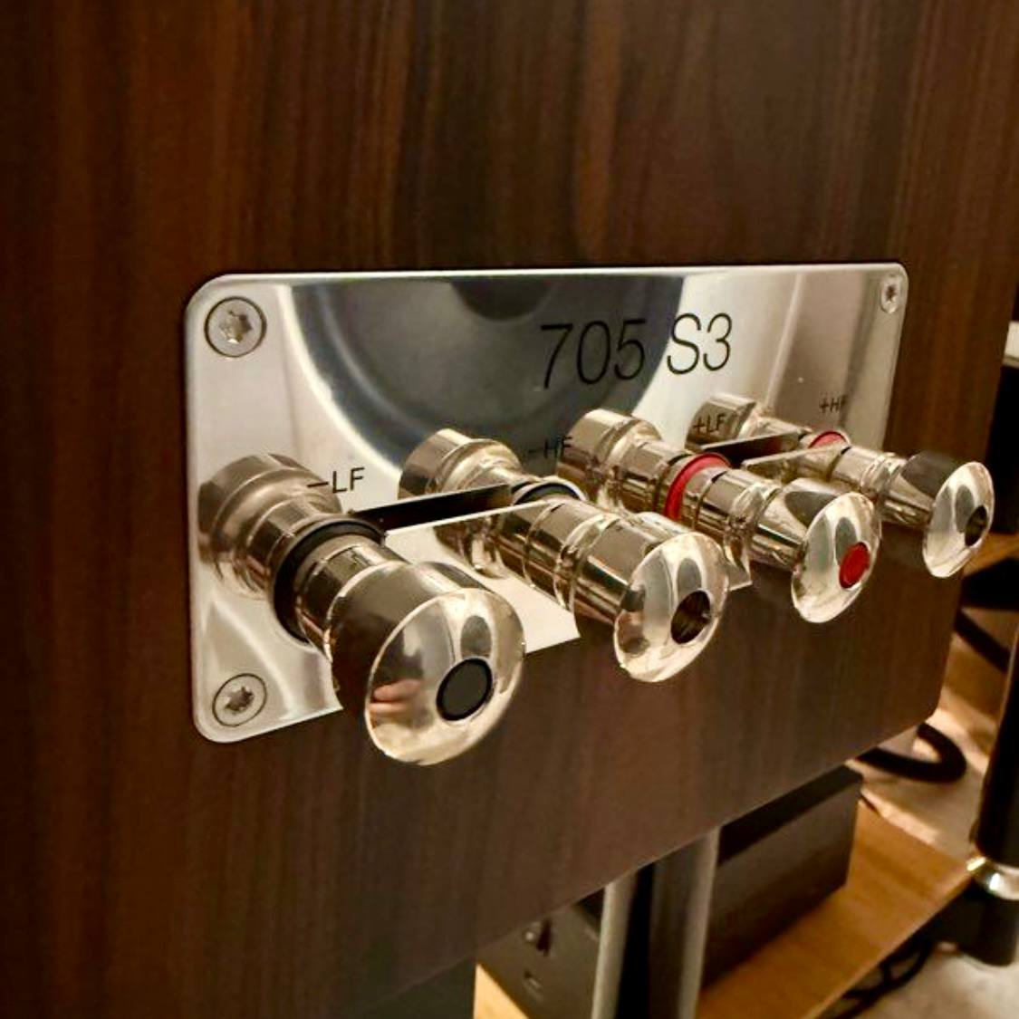 Bowers & Wilkins 705 S3 Mocha avec pieds FS-700 S3