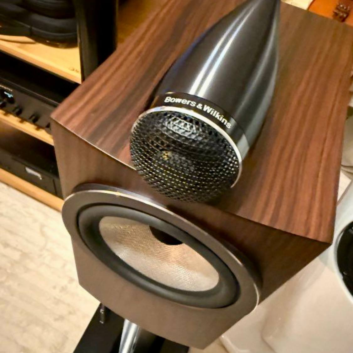 Bowers & Wilkins 705 S3 Mocha avec pieds FS-700 S3