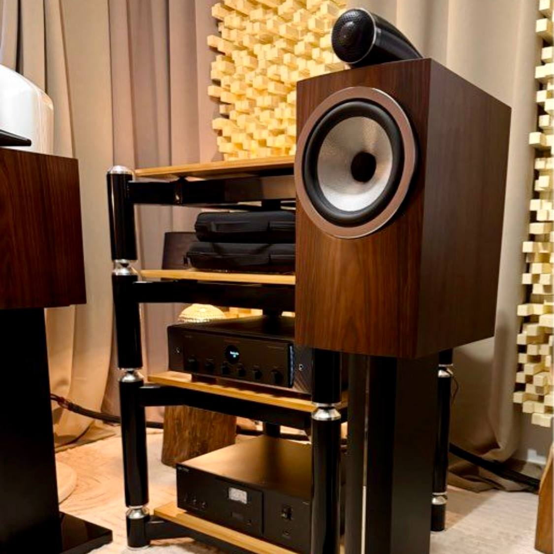 Bowers & Wilkins 705 S3 Mocha avec pieds FS-700 S3